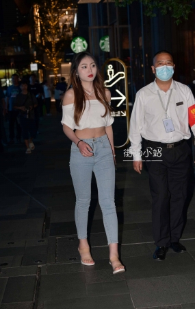 红唇牛仔裤小姐姐