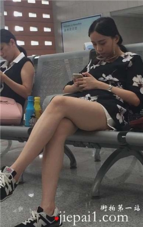 车站候车室偶遇白皙长腿短裙运动鞋美眉。