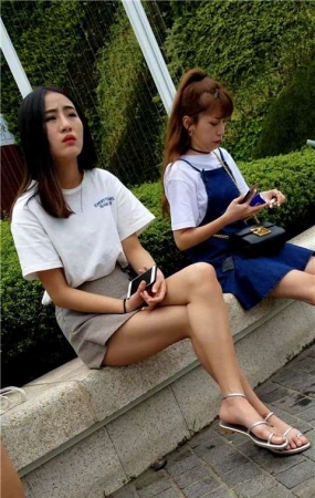 4K 花坛边的短裙美腿小姐姐