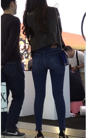 紧身牛仔裤美女