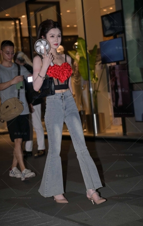 喇叭长牛仔裤高挑美女
