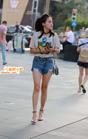 热裤美腿小姐姐