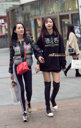 这个季节还能拍到这种美腿美臀。