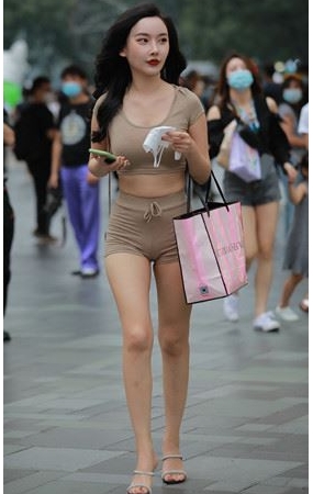 漂亮的紧身短裤美女【套图+视频】
