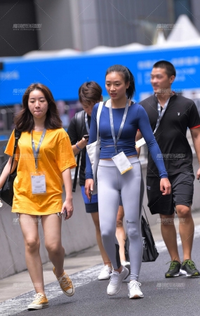闲逛的紧身美女