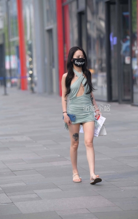 街拍超短裙小妞~【春光乍......】