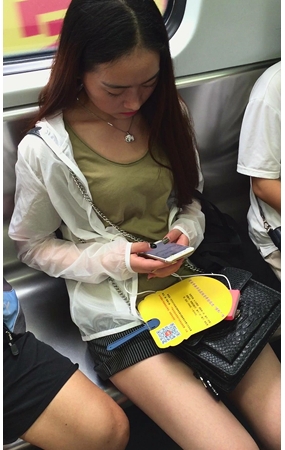地铁上拍摄小清新美女
