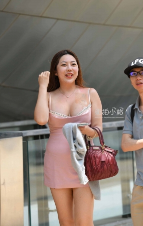 2024时装周---丰腴性感轻熟姐姐