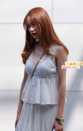 低胸白色连衣裙靓丽美女