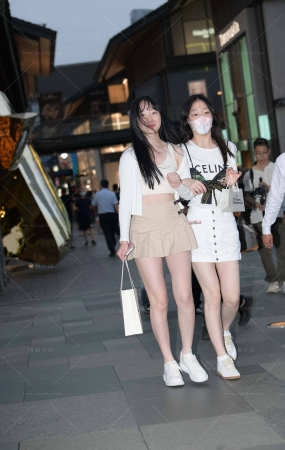 白嫩美腿姐妹逛街~