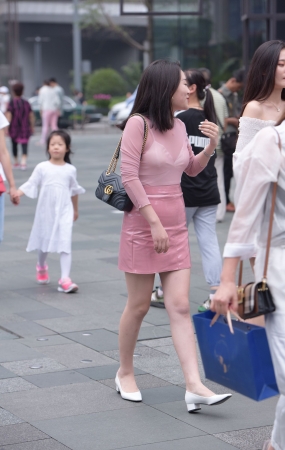 逛街的小姐姐