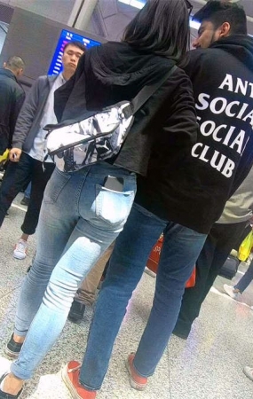 青春洋溢紧身牛仔裤黑衣服小姐姐