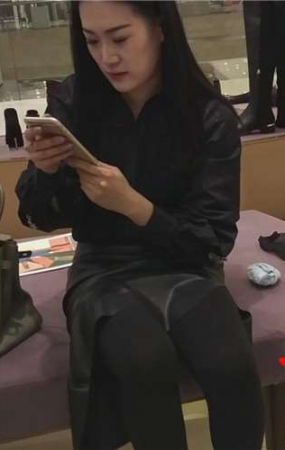 黑丝美足妹子鞋店试鞋，脚太漂亮啦。