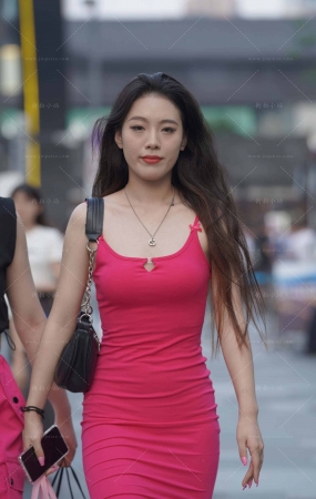 裹身吊带裙性感美姐