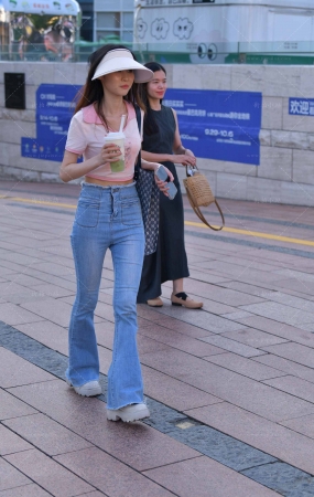 街拍纤细苗条的牛仔裤小姐姐