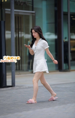 街拍靓丽的短裙美眉