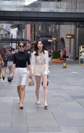 街拍白嫩气质小仙女