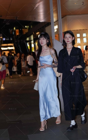 偶遇丝滑吊带长裙高跟美眉