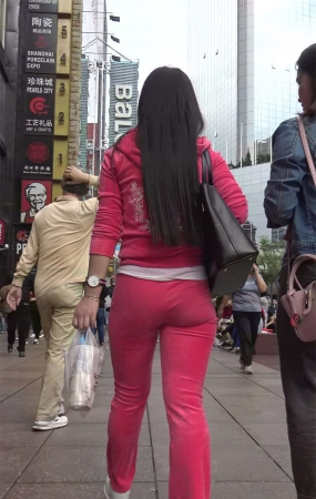 极度诱惑粉色紧身运动套装街拍气质美臀美女