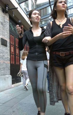 灰色弹力裤运动鞋美女