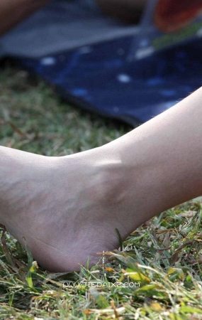 清瘦型少妇，双脚胜在白净