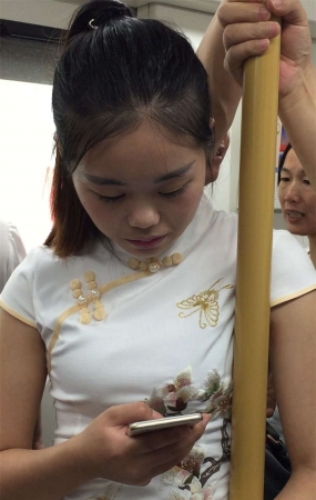 地铁上的旗袍肉丝袜美女
