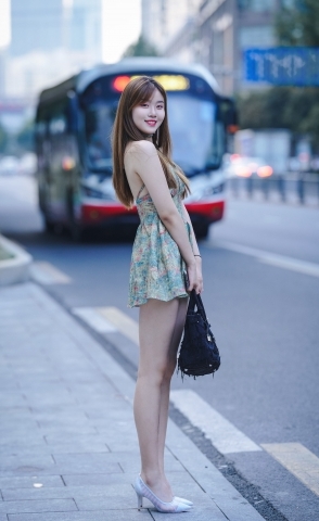 绿色小花裙美女