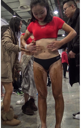 健身大赛涂黑油的模特美女