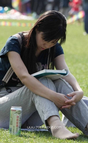 阳光草地上阅读的短袜美女