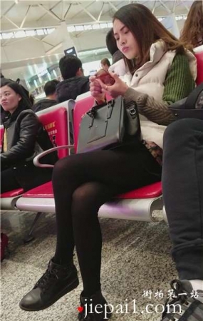 4k-候车厅黑丝美腿女神，样子有点凶