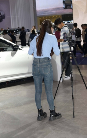 在直播的蓝色紧牛美女