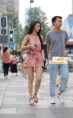 粉色连衣裙长发街拍美女