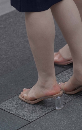 街拍美zu的大耳环美女姐姐