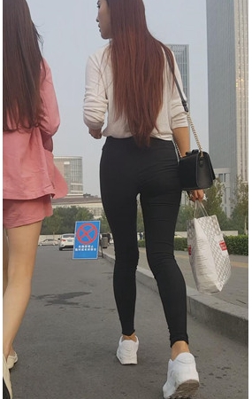 长发黑裤美女