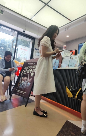 咖啡店极品气质平底鞋美女