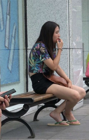 等男友的人字拖美女