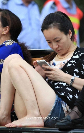 街拍长椅上皮肤白晰的少F