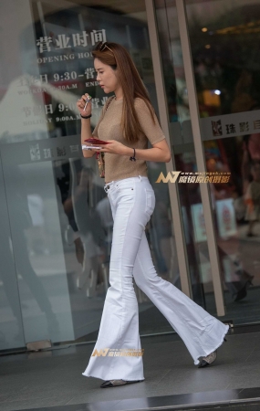 高挑的白色喇叭裤气质女郎