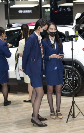 黑色丝售车美女