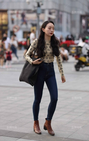街拍牛仔紧身裤少妇