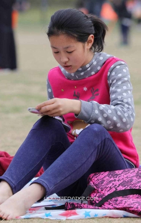 草地上欢乐的青春少女