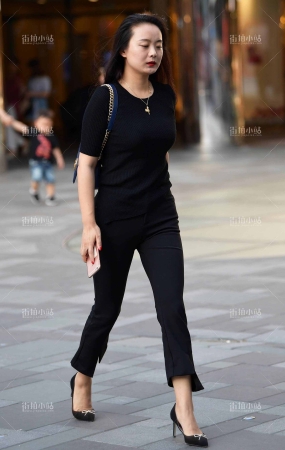 街拍黑衣黑裤高跟美女