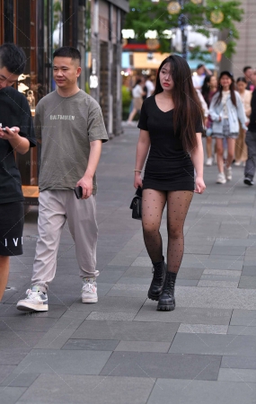 超短裙斑点嘿丝美眉