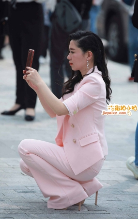 粉色套装高挑美女