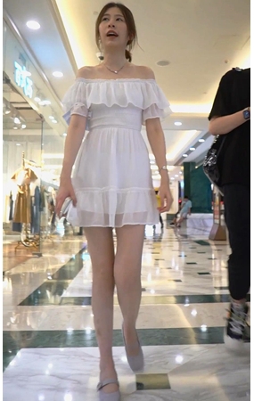 一字肩白裙美女