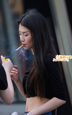 紧身蓝牛妹子抽烟的样子很酷