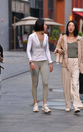 街拍紧身裤运动鞋美眉
