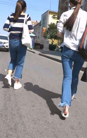 逛街的牛仔裤三姐妹