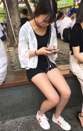 热裤大白腿大学生美女靓妞