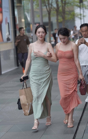 长裙美女姐妹出街